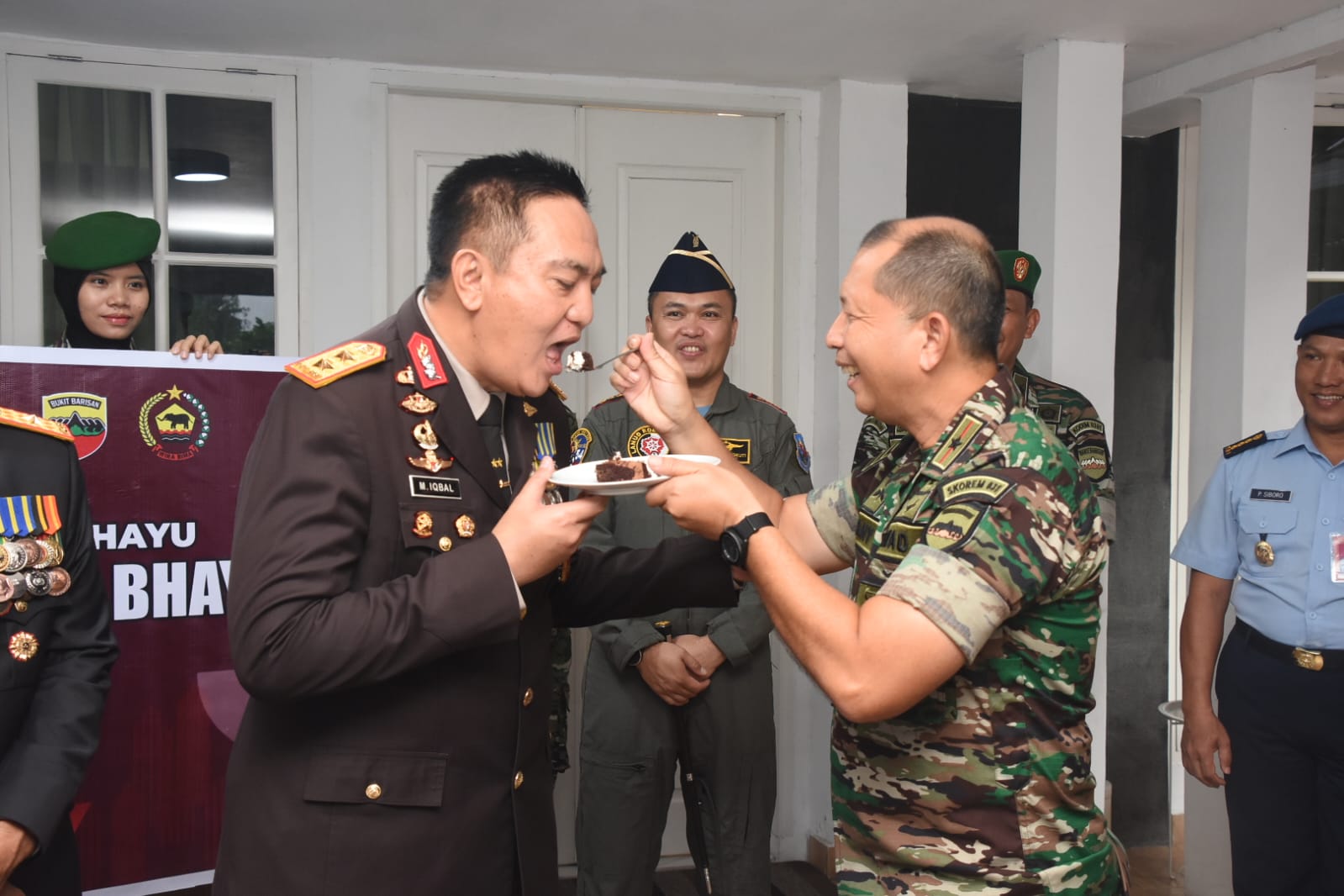 Datangi Kediaman Kapolda Riau, Danrem 031/WB Beri Surprise Irjen Iqbal di Hari Bhayangkara ke 77